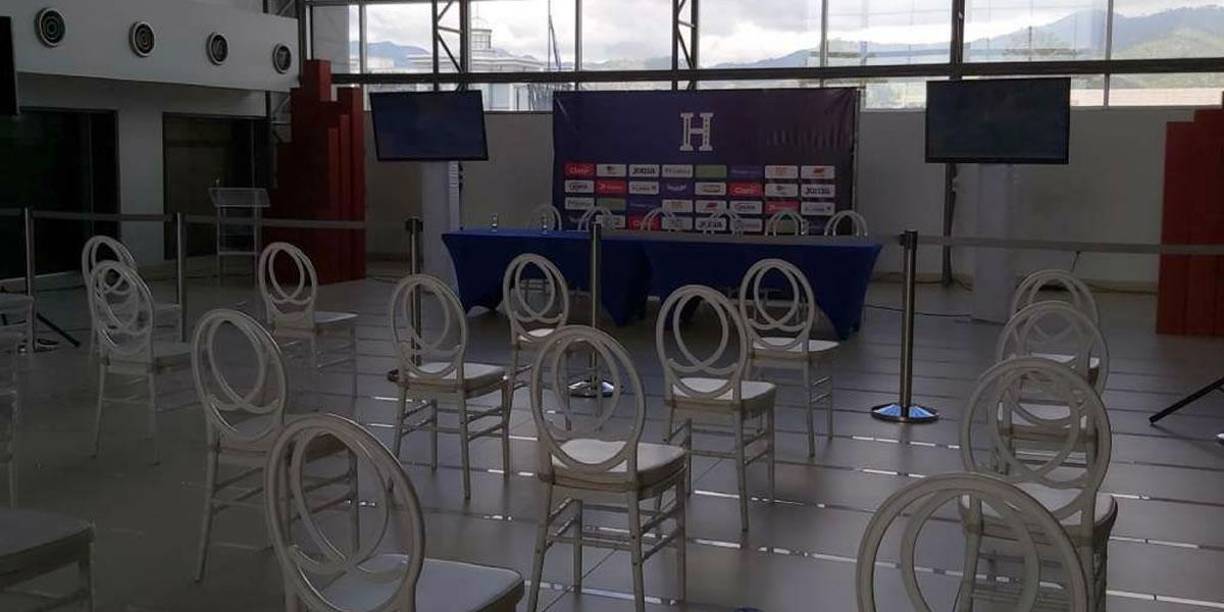 Así estaba organizada la sala donde se realizó la presentación del ‘Bolillo‘ Gómez.