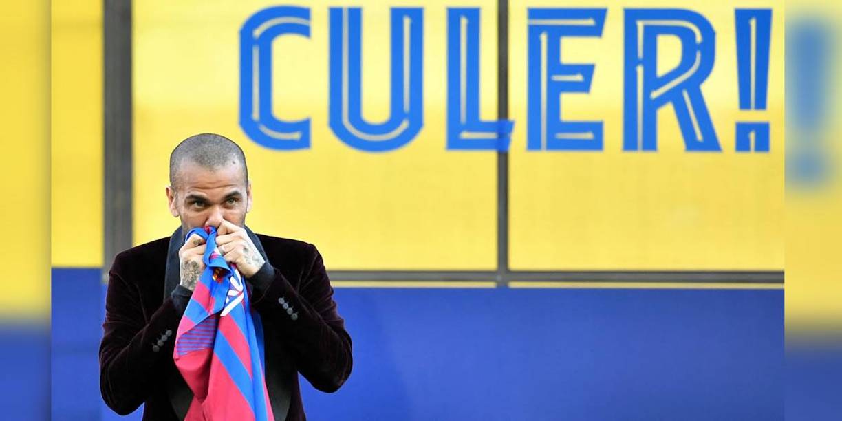 El jugador de 38 años bensando la camiseta del Barcelona.