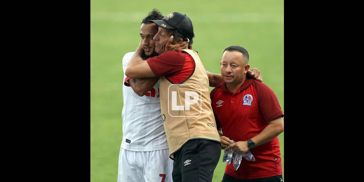 Pedro Troglio le dio este tremendo abrazo a Diego Reyes.