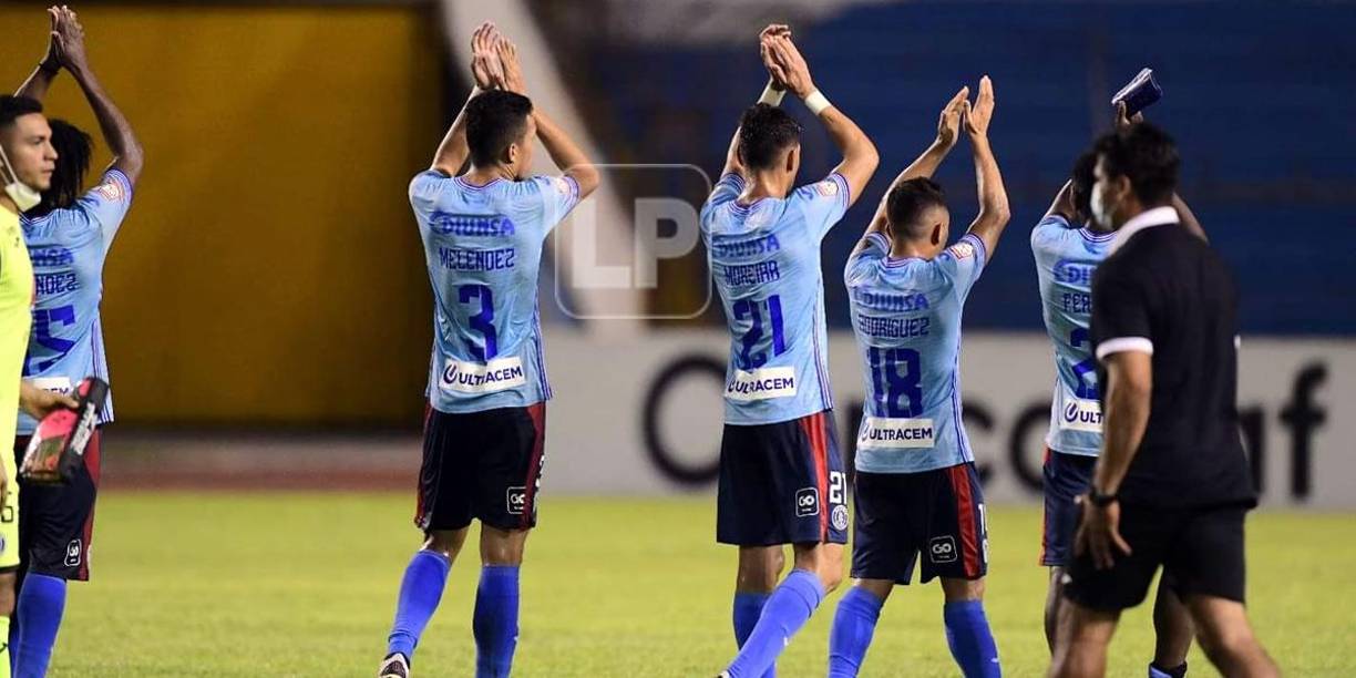 Los jugadores del Motagua festejando el triunfo ante Marathón al final del partido.