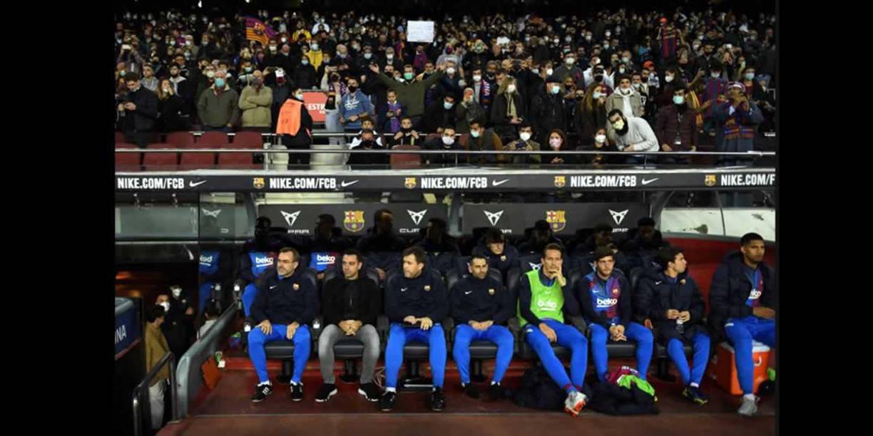 Todo el staff técnico de Xavi Hernández y los suplentes del Barcelona.