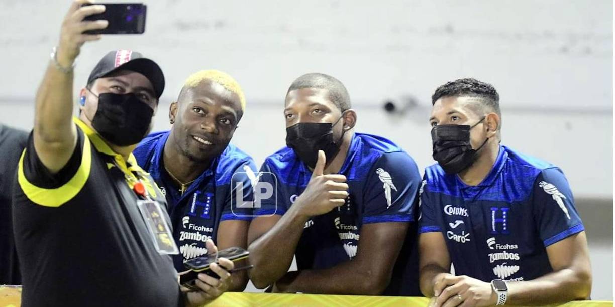 Los seleccionados Kevin Álvarez, Luis ‘Buba‘ López y Bryan Acosta asistieron al estadio Morazán para presenciar el partido Real España-Vida.