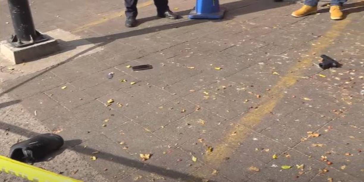 El asaltante dejó botada su arma falsa, un zapato (al estilo Cenicienta) y hasta el “botín” (teléfono) de su fechoría.