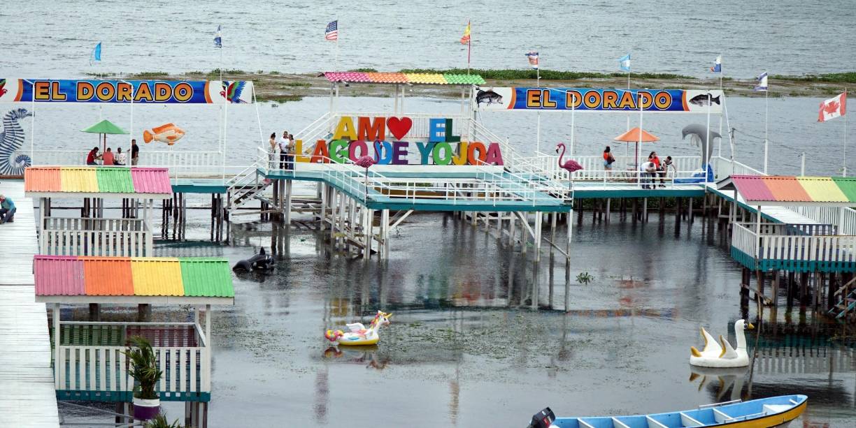 Decía Guillermo Anderson que la belleza del Lago de Yojoa conmueve. “Lago de Yojoa, corazón de Honduras; tanta belleza me hace ilusión”.Una canción y un video del recordado cantautor hondureño (QDDG) evoca la belleza natural, su variada fauna y los hermosos parajes que ofrece el Lago de Yojoa, único en Honduras. Cada día son decenas de personas que paran en los restaurantes a la orilla de la CA-5 para poder ver el impresionante espejo de agua y tomarse una foto para el recuerdo. Es así, que gracias a ese amor y orgullo que los hondureños sienten por su lago, que en los restaurantes hay una variedad de coloridos y vistosos muelles para que los visitantes se tomen las mejores estampas y congelen en una foto, la experiencia de disfrutar de este importante ecosistema nacional. 
