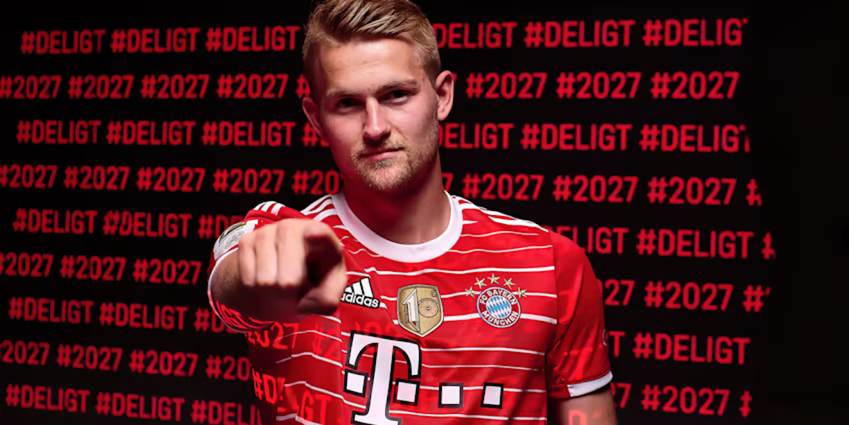 OFICIAL: Bayern Múnich continúa siendo uno de los animadores del mercado de fichajes en el fútbol europeo y en esta ocasión anunció la llegada del defensa internacional Matthijs de Ligt, quien llega procedente de la Juventus. El traspaso se ha realizado por un monto de 67 millones de euros, a pagar en cuatro años, a los que añadirán otros 10 millones en variables sobre “objetivos de rendimiento específicos”.