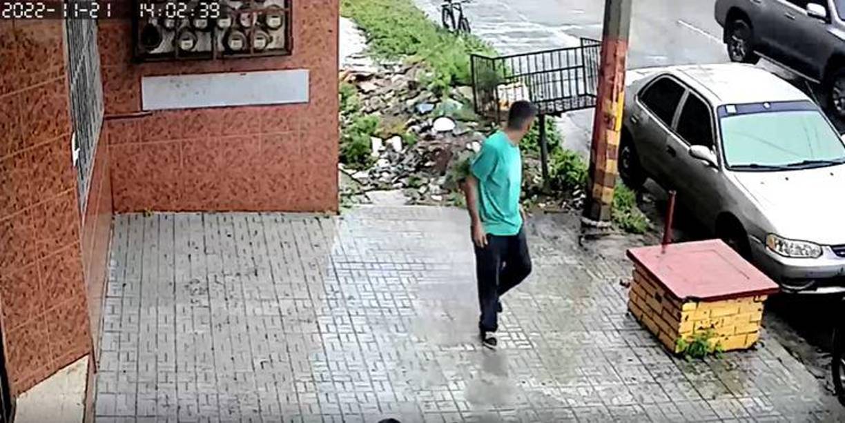 El malhechor consigue robarle el dispositivo móvil y corre de nuevo hacia su bicicleta, se sube y se va huyendo. 