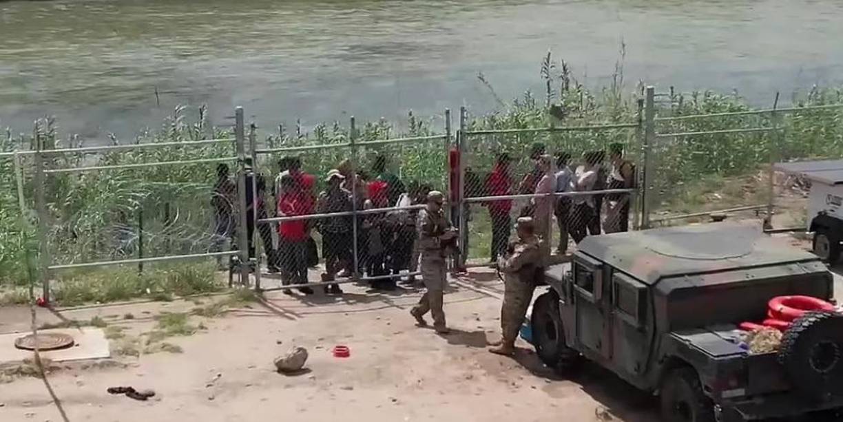 Agentes de la Patrulla Fronteriza reciben una lluvia de críticas por parte de los conservadores en EEUU por permitir la entrada a un grupo de inmigrantes indocumentados abriendo un portón que había sido cerrado por miembros de la Guardia Nacional de Texas.