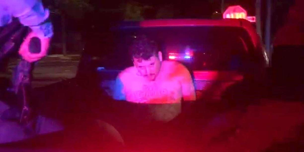 El detenido fue identificado como Alex Wilfredo Santos Ortiz (34), conocido con el alias de “El Wiken / Malvado”, quien, según las autoridades, daba órdenes para la comisión de ilícitos contra comerciantes y transportistas en la zona norte del país. 