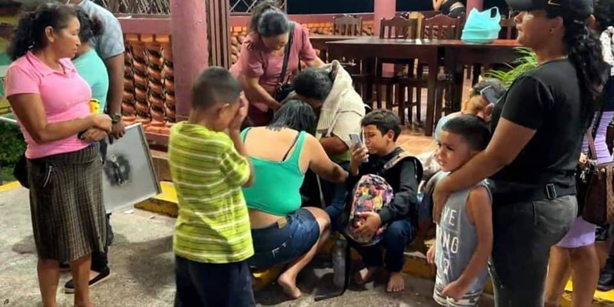 Los cuerpos de las víctimas fueron levantados por las autoridades de Medicina Forense, mientras familiares intentan llevárselos en la unidad de transporte de donde venían en excursión.