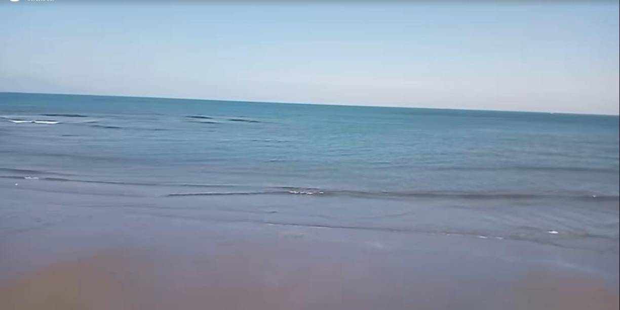 Medios locales informaron que las dos jóvenes que portaban uniforme de preparatoria (colegio) se lanzaron a las aguas y cayeron a una poza honda.