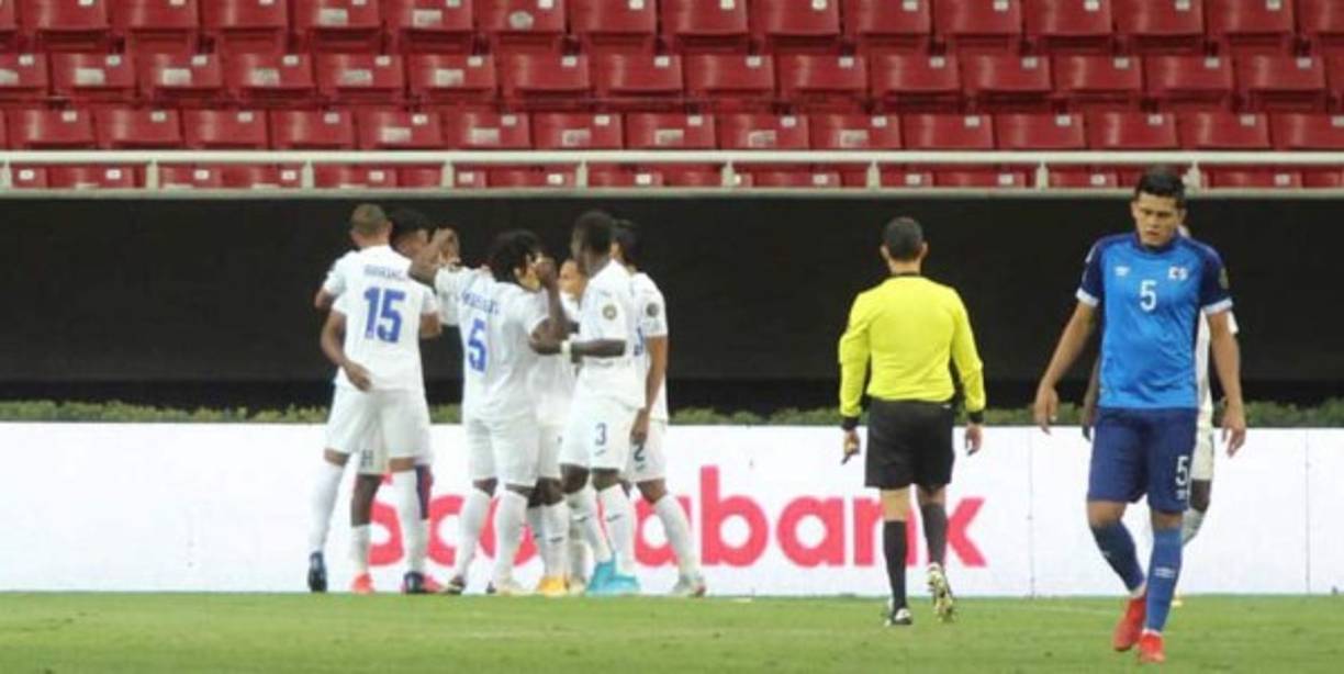 Honduras se puso en ventaja en el inicio del segundo tiempo. Apenas se jugaba un minuto y la H abrió el marcador gracias a un cabezazo de Douglas Martínez.