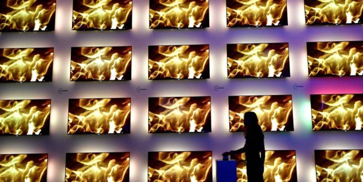 Esta colección de televisores demuestran la función de 'luz ambiental' desarrollada por Philips.