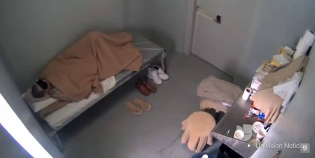 Pudimos ver en esta galería la vida de Emma Coronel actualmente, pero la realidad de su esposo, el 'Chapo' Guzmán es otra, actualmente esta encerrado en una celda de 6x2 metros, no tiene ventanas ni televisión y solo tiene permitido escuchar la radio una hora al día, sin duda cualquier persona podría estar volviéndose loca en ese lugar.<br/><br/>La imagen de la celda fue publicada en un reportaje por Univision, y replicada por un portal mexicano llamado Badabun