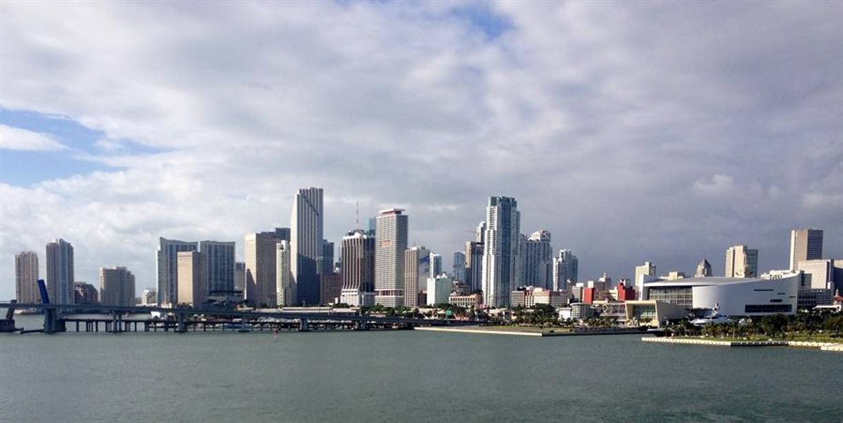 Decenas de edificios y condominios levantados de cara al mar en Miami se hunden a un “ritmo inesperado”, reveló un estudio de una universidad y que ha merecido la actuación de las autoridades locales, según informó el martes un diario local.