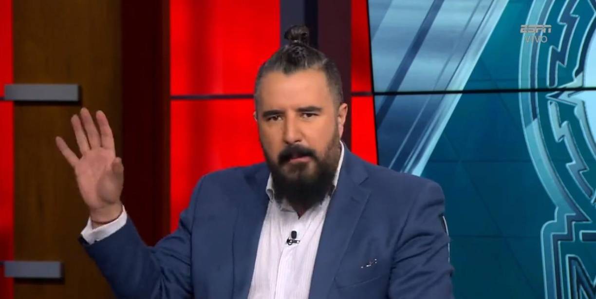 “Pudiera ser empático con el sentir de los hondureños, con el sentir general del fútbol centroamericano, porque a lo largo de la historia siempre hay una rivalidad de ellos hacia México, no de México para ellos. Para México el fútbol centroamericano no existe”, arrancó diciendo Morales.