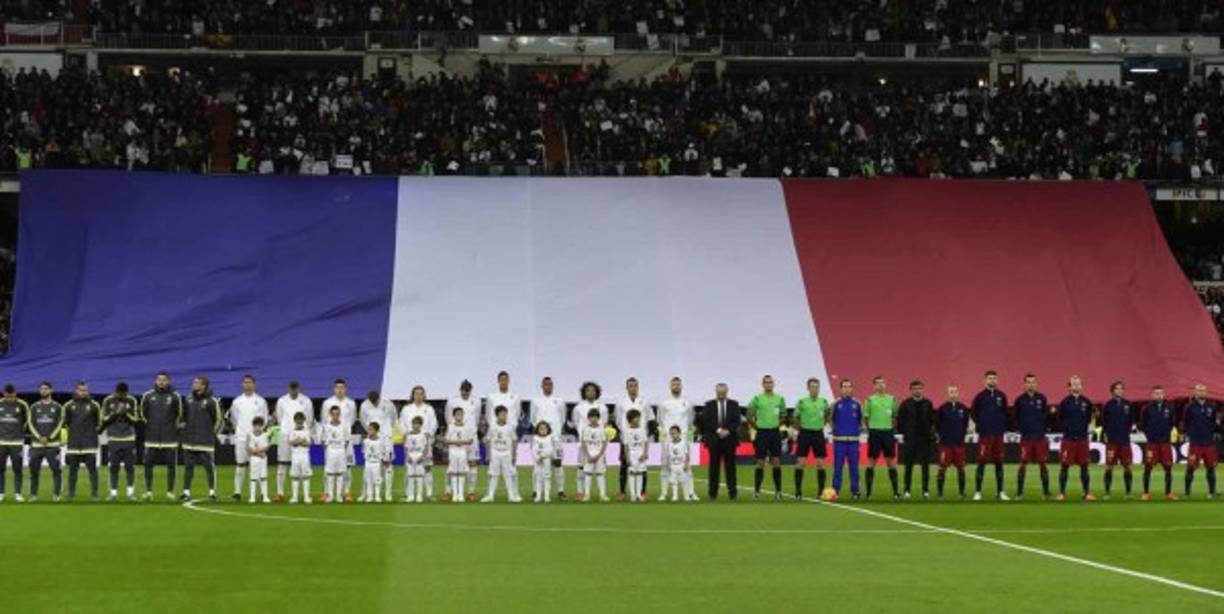 Previo al inicio, ambos planteles rindieron un emotivo homenaje por los atentados de París.