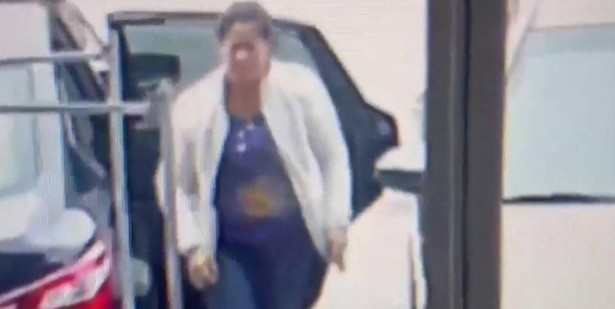 En las imágenes de la lavandería se ve cuando Elsa sube un bulto al carro y sale con rumbo desconocido.