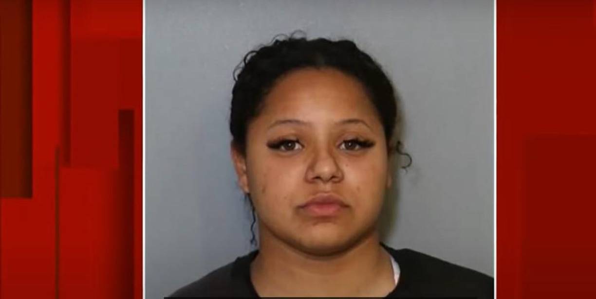 Ferreira admitió haber tomado fotografías de la tarjeta del difunto y almacenarlas en un dispositivo para luego hacer uso de estas por un total de 450 dólares.