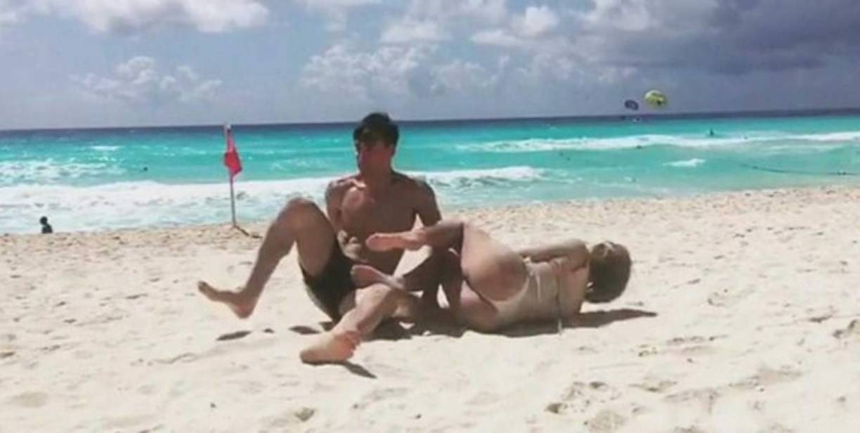 Carolina Calvagni recibió la rudeza de su novio en las playas de Cancún.
