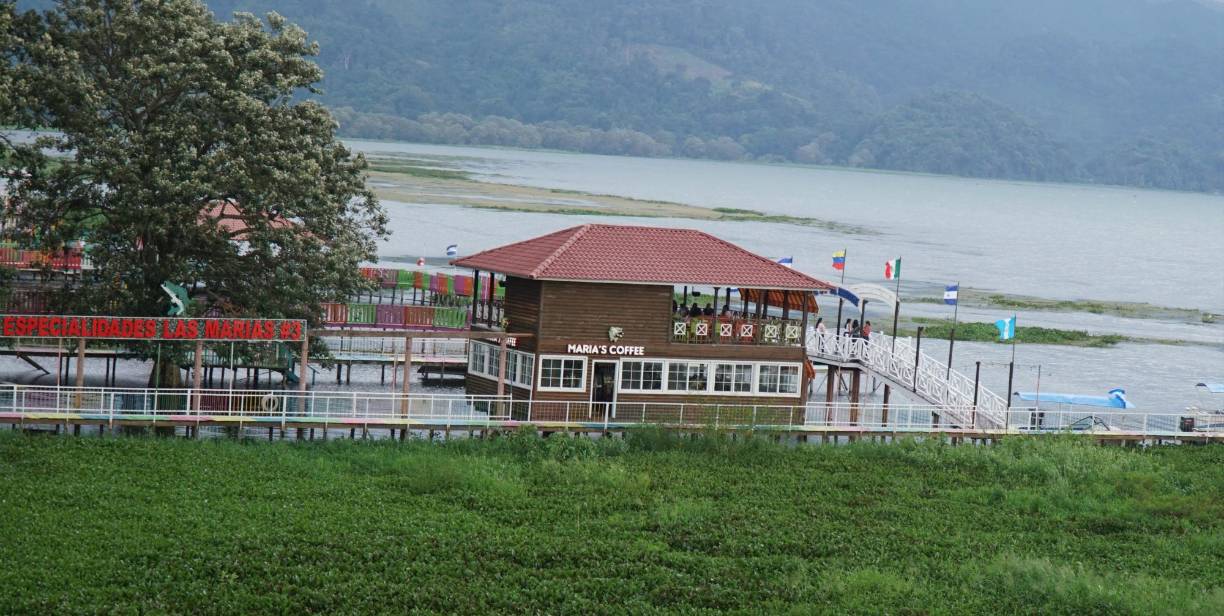 Restaurante Las Marías 3: Este restaurante tiene un puente muy bello y coloridas pasarelas. Allí la brisa del Lago invitan a disfrutar de un buen café con el mejor de los paisajes. 