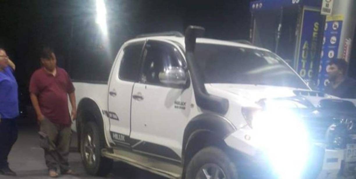 Esta semana fue asesinada una pareja en un tiroteo en Puerto Cortés. Las víctimas no fueron identificadas<br/><br/>El hecho violento se registró en una gasolinera de Puerto Cortés. La pareja se encontraba llenando el tanque del vehículo doble cabina color blanco en el que se transportaban cuando desconocidos llegaron hasta el lugar y sin mediar palabra les dispararon.<br/>