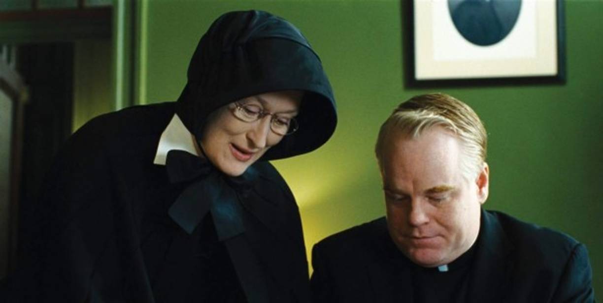 La Duda - Doubt. EU, 2008.<br/><br/>Dirige: John Patrick Shanley.<br/>Actúan: Philip Seymour Hoffman (1967-2014), Meryl Streep, Amy Adams.<br/><br/>En 1964, el padre Flynn es acusado de abusar sexualmente de un estudiante negro por la hermana Aloysius Beauvier, una mujer férrea y amante de la disciplina que tiene problemas personales con Flynn, sacerdote con intenciones de cambiar varias reglas en la escuela.<br/><br/>Vela por...<br/><br/>Se basa en una aclamada obra de teatro escrita por el propio director y que tuvo 525 representaciones en Broadway. El director se crió en el Bronx, barrio en el que transcurre la historia y también fue a un colegio religioso. Natalie Portman, Frances McDormand e incluso Oprah Winfrey fueron consideradas para actuar en esta cinta, pero al final descartaron su participación.<br/>