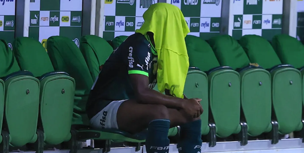 Ferreira, quien en ocasiones se ha mostrado visiblemente molesto con los periodistas por sus preguntas sobre el futbolista, lo sustituyó en el minuto 60 y el joven se sentó en el banco de suplentes, se tapó el rostro con un chaleco y lloró. En ese momento acumulaba 10 partidos sin anotar.