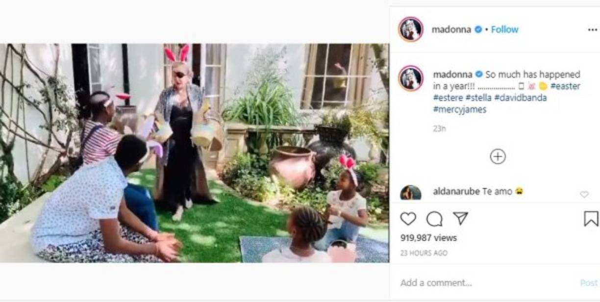 Madonna fue otra famosa que celebró en familia. La cantante realizó una cacería de huevos de Pascua con sus hijos.