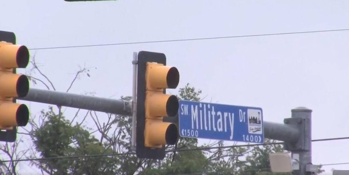 De acuerdo al informe de los medios locales, Gabriela llegó al semáforo de la calle Military a comprar unos tacos para darles de comer a sus hijos.