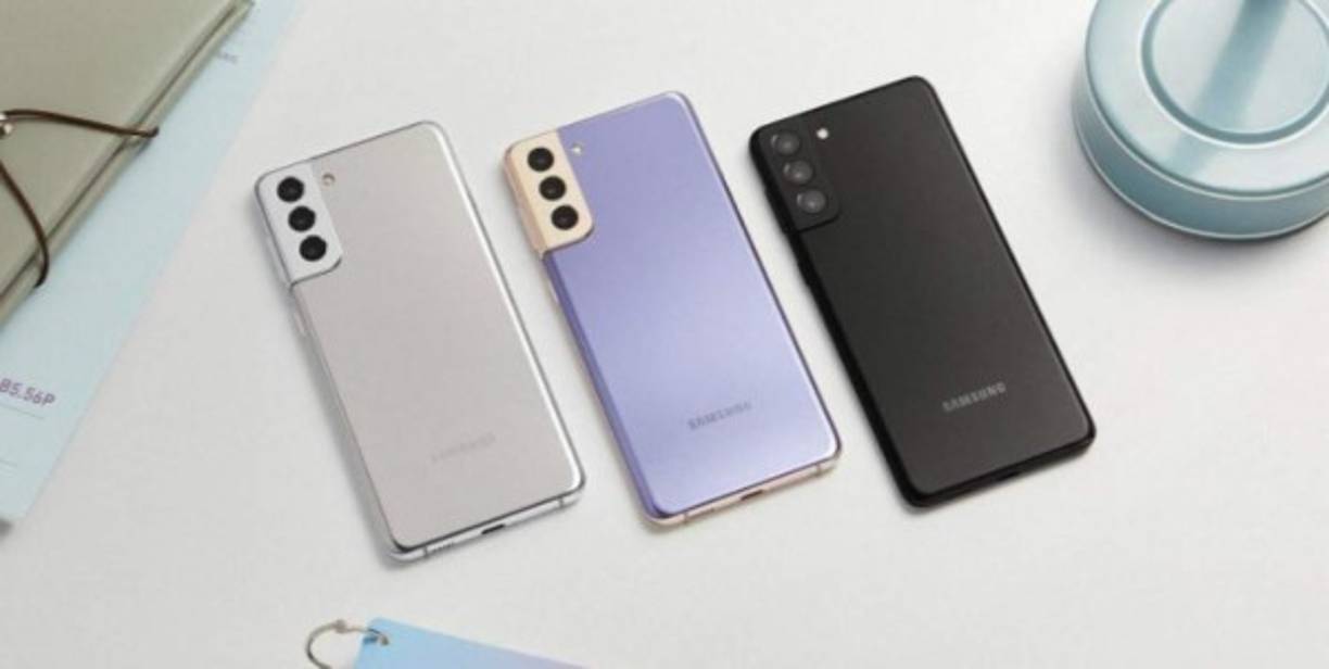 Samsung y su producto insignia en CES: Galaxy S21<br/><br/>La compañía surcoreana Samsung presentó su producto insignia del 2021: el Galaxy S21 Ultra 5G, en el marco de la celebración de la feria Consumer Electronics Show (CES), que este año fue virtual por la pandemia del coronavirus.<br/><br/>Este dispositivo incorpora el sistema de cámara profesional, que permitirá a los usuarios realizar fotos con una calidad de estudio independientemente de la iluminación y el entorno, así como grabar y editar vídeos con herramientas y funciones que incluyen Inteligencia Artificial.<br/><br/>Asimismo, por primera vez en un teléfono Galaxy se puede disparar en calidad 4K desde cualquier lente, incluyendo las cuatro delanteras y traseras, para conseguir una perspectiva diferente con la misma calidad.