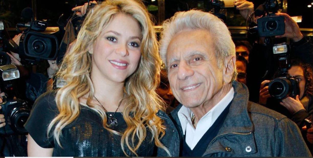 De acuerdo con fuentes cercanas a Shakira, la razón por la que la artista aún no se muda a Miami es por la delicada salud de su padre, ya que los médicos no le recomiendan moverse a otro país. 