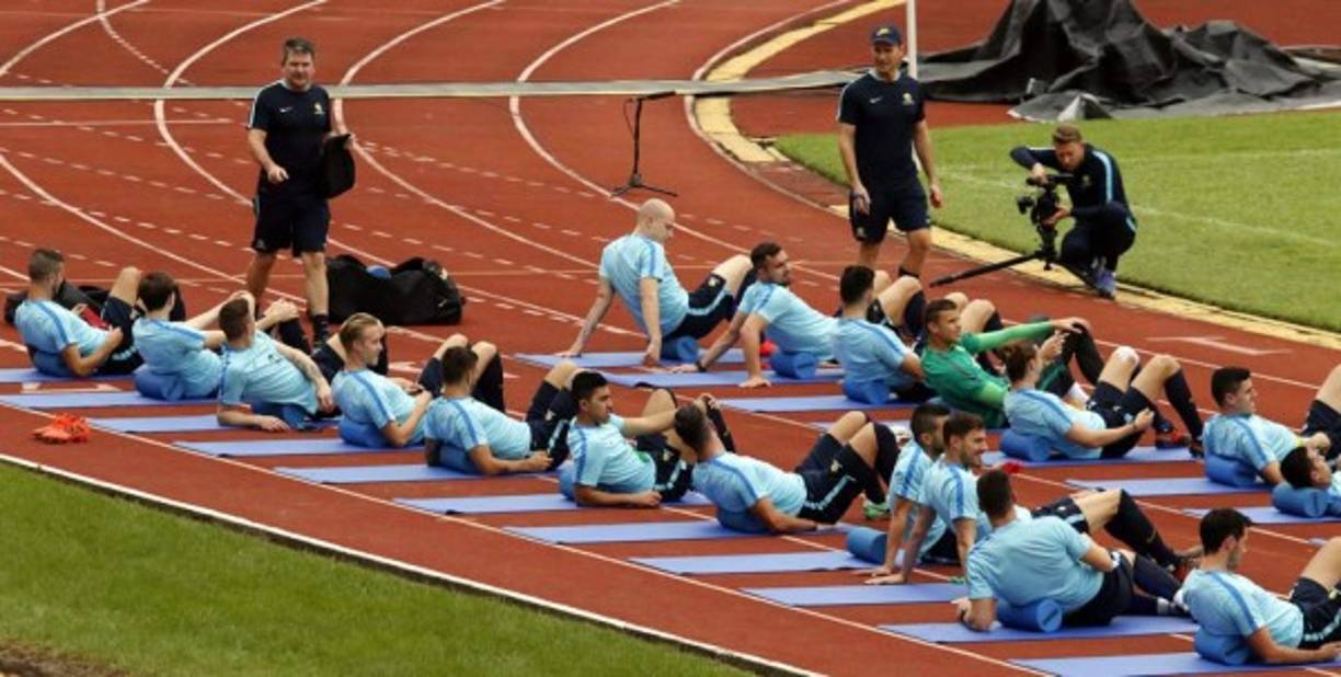 Los seleccionados australianos estuvieron por espacio de 50 minutos entrenando.