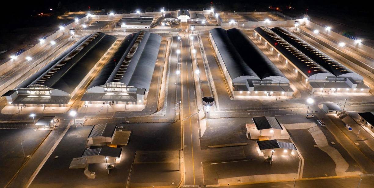 Entre los siete anillos de seguridad del penal, construido a un costo no revelado por el gobierno, hay un muro de concreto de 11 metros de altura y 2,1 kilómetros de extensión, protegido por alambradas electrificadas.