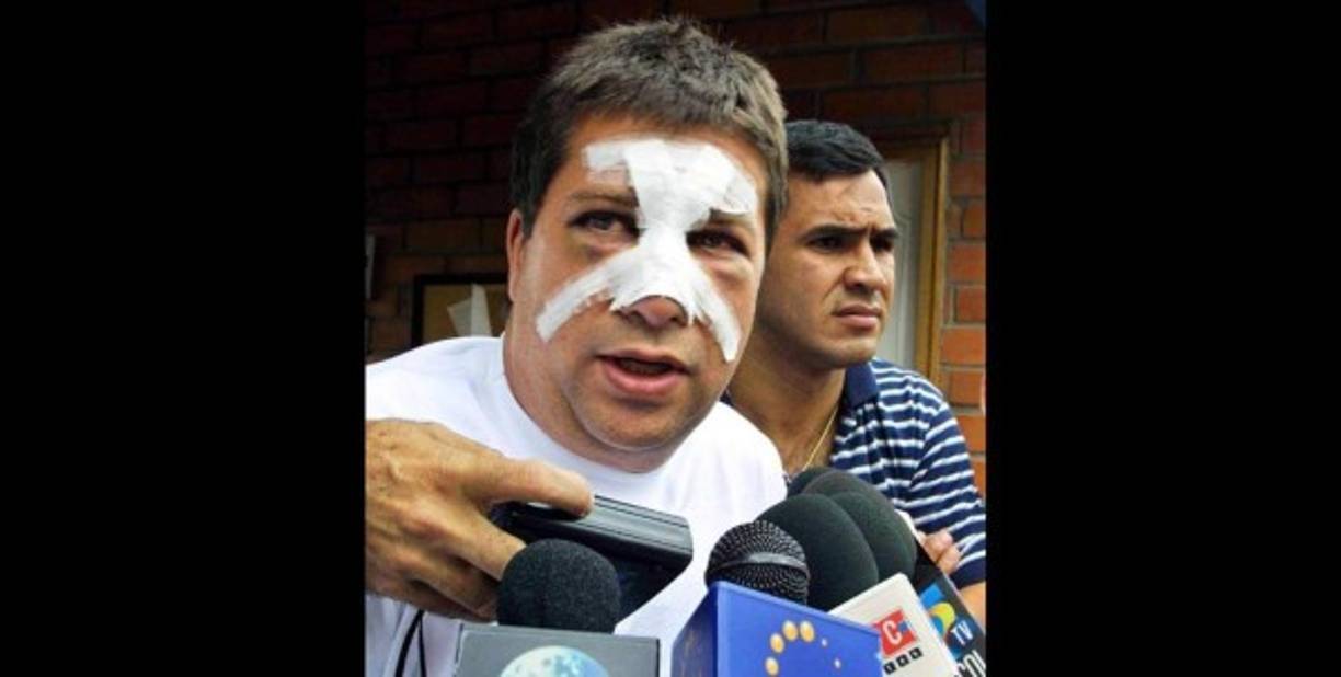 En el año 2001 sufrió un atentado en la ciudad de Guayaquil, pero el respaldo de la afición general por sus buenos resultados le permitió continuar en su cargo.