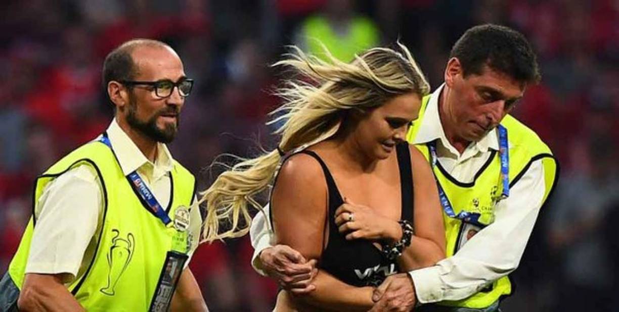 La modelo rusa Kinsey Wolanski ha causado revuelo al invadir el terreno de las acciones y se tuvo que parar el partido por su ingreso.