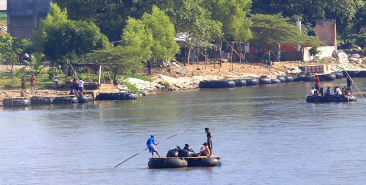 Lanchas ofrecen traslado sin garantías y advierten a las personas que si alguno de los pasajeros se cae de la lancha, no van a detener la marcha para rescatarlo.<br/>