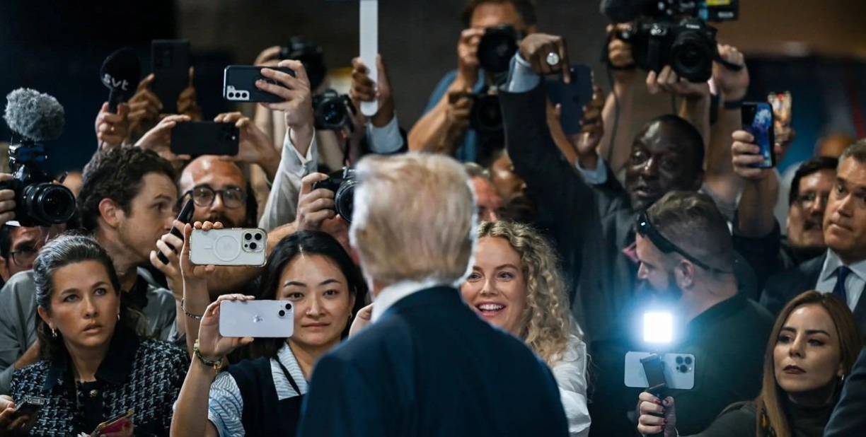 Trump se jactó de su posición de poder para mirar a las concursantes ya que se le permitía entrar por ser el dueño. “Ya sabes, están allí de pie sin ropa. Y ves a estas mujeres que lucen increíble. Y así me salgo con la mía en ese tipo de cosas”, dijo en una entrevista con Howard Stern en 2005, según declaraciones rescatadas por Rolling Stone. 