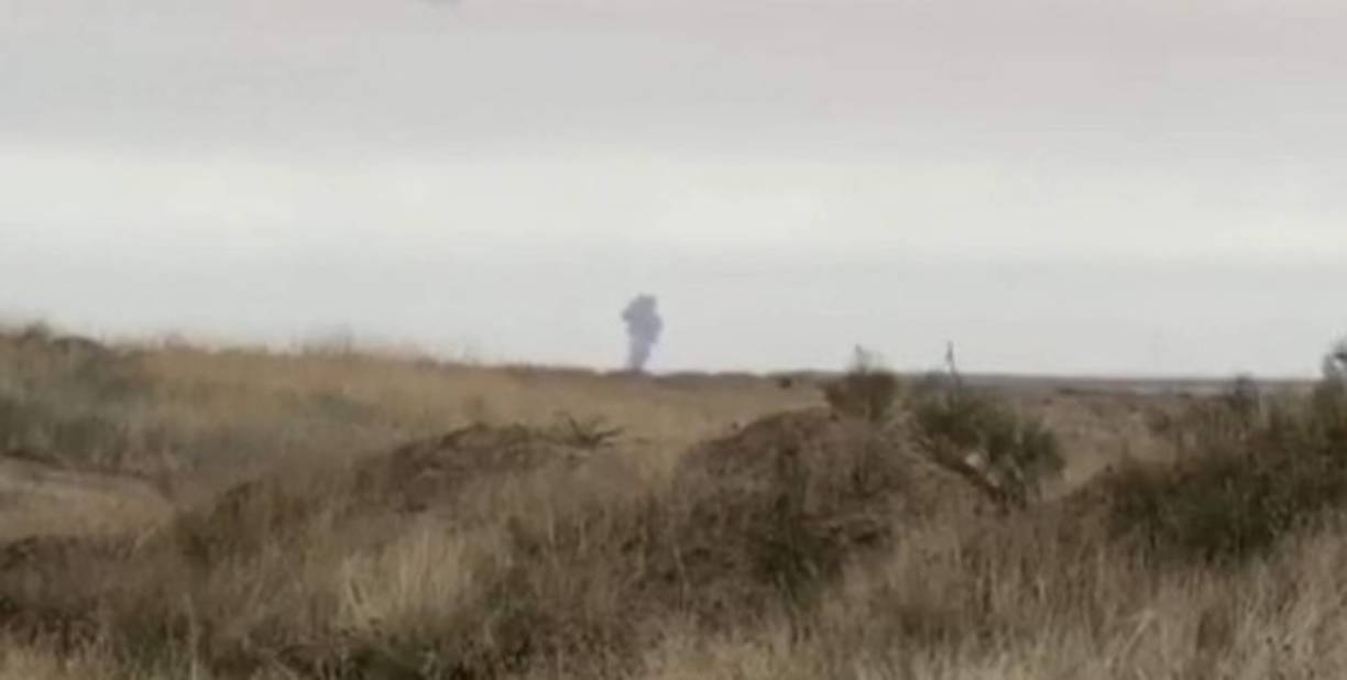 El aparato turco 'despegó de un aeropuerto en la ciudad azerbaiyana de Ganja y apoyaba a la aviación y los drones azerbaiyanos que bombardeaban pueblos civiles en Vardenis, Mets Masrik y Sotk en Armenia', precisó un portavoz del ejército armenio.