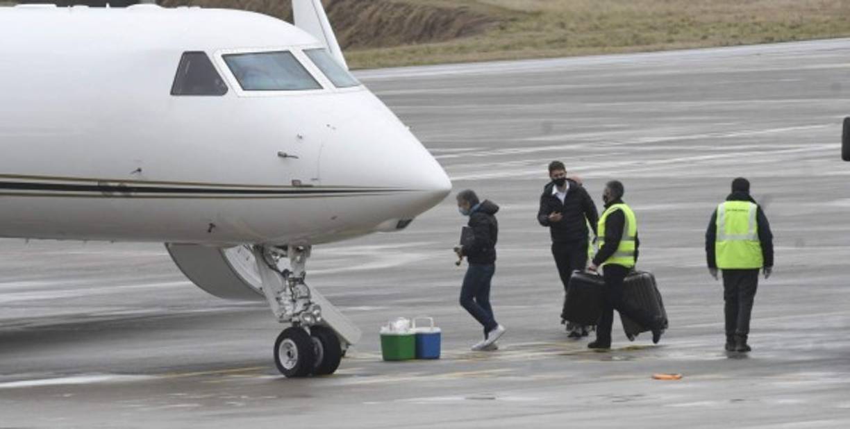 El papá de Messi viajó el martes de Rosario rumbo a España en un avión privado para definir finalmente el futuro de su hijo.