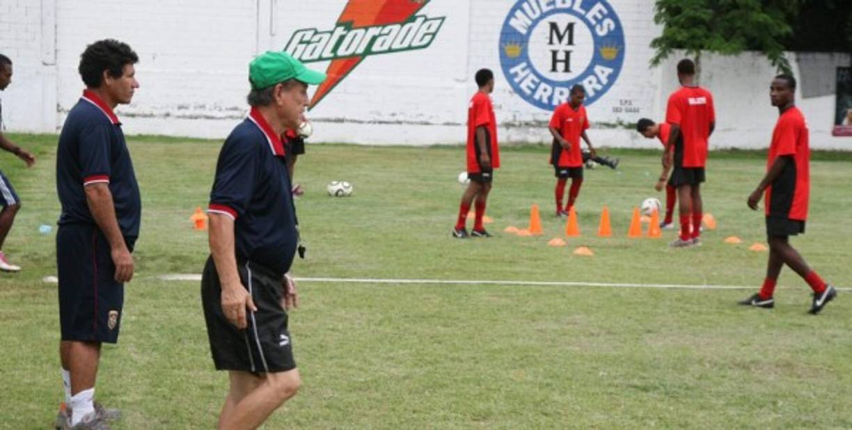 También estuvo dirigiendo a la Selección Nacional de Belice.