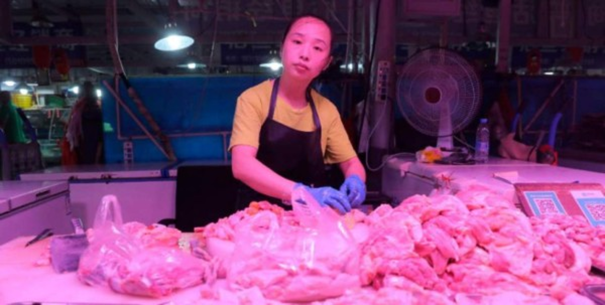 Las autoridades chinas anunciaron el jueves haber encontrado partículas del virus durante un control rutinario en alitas de pollo congeladas procedentes de Brasil y en envoltorios de gambas importadas desde Ecuador.