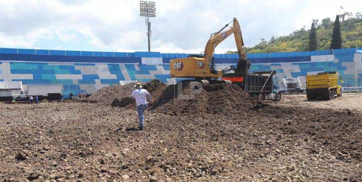 “Esta cancha estaba obsoleto, no tenía un perfil que hoy solicita FIFA, no hemos encontrado tubería de drenaje y era normal lo que pasaba. En algunos lagos se hizo perforación de más de 90 centímetros y no encontramos nada, pero ahora haremos un sistema de drenaje nuevo”, indicó Enio Cubillo, encargado de instalar el nuevo engramillado del Nacional.