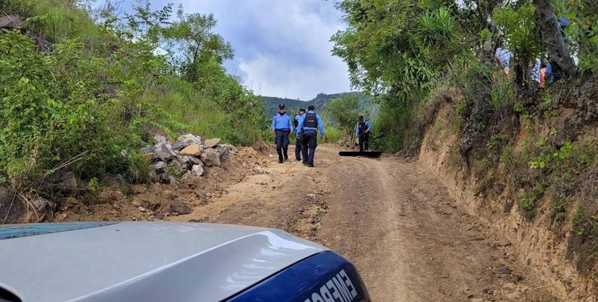El cuerpo de la fémina fue levantado por autoridades de Medicina Forense para proceder a identificarla y posteriormente entregarla a sus familiares.