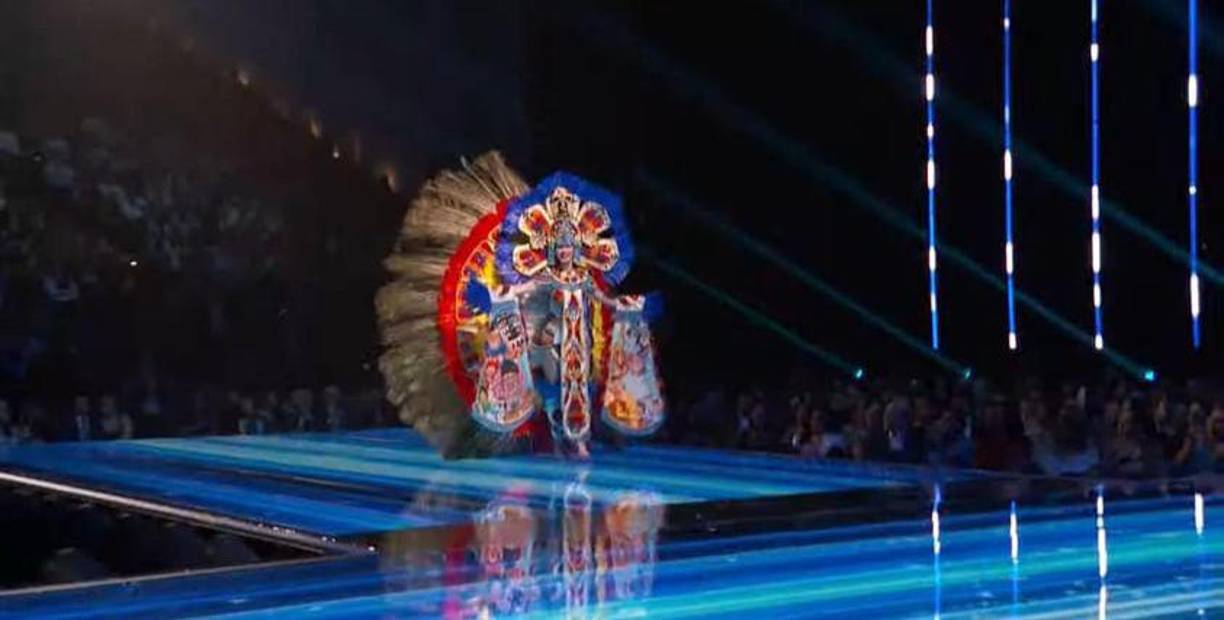 “Para conferir esplendor al diseño, este se enmarca con un plumaje vistoso y se disponen cuidadosamente cientos de cristales acrílicos, engastes de cristal, adornos metálicos, lentejuelas y otros elementos para realzar el tejido colorido que, con sus tonalidades, evoca a nuestra Ave Nacional, La Guara Roja”, apunta García, quien hace una década diseñó el traje típico de Diana Schoutsen, Miss Honduras Universo 2013.