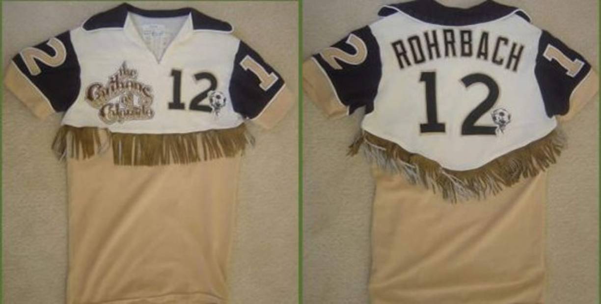 Camiseta del Colorado Caribous. Si decimos que bien podría ser la vestimenta de las animadoras del Colorado Caribous nos podrían creer. Pero desgraciadamente era la equipación oficial de un equipo de fútbol de Estados Unidos.