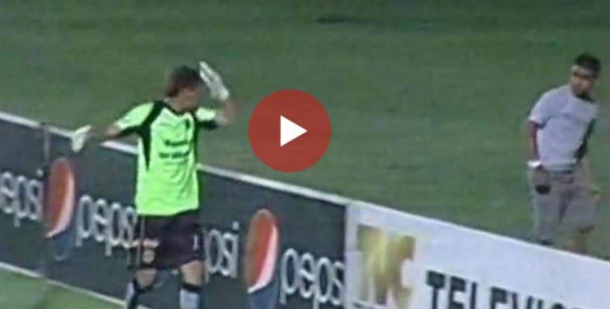 A Kevin Hernández no le gustó no le hayan pasado la pelota rápido y por ello agredió al joven recogepelota. Después del juego, el portero le pidió disculpas al chico.