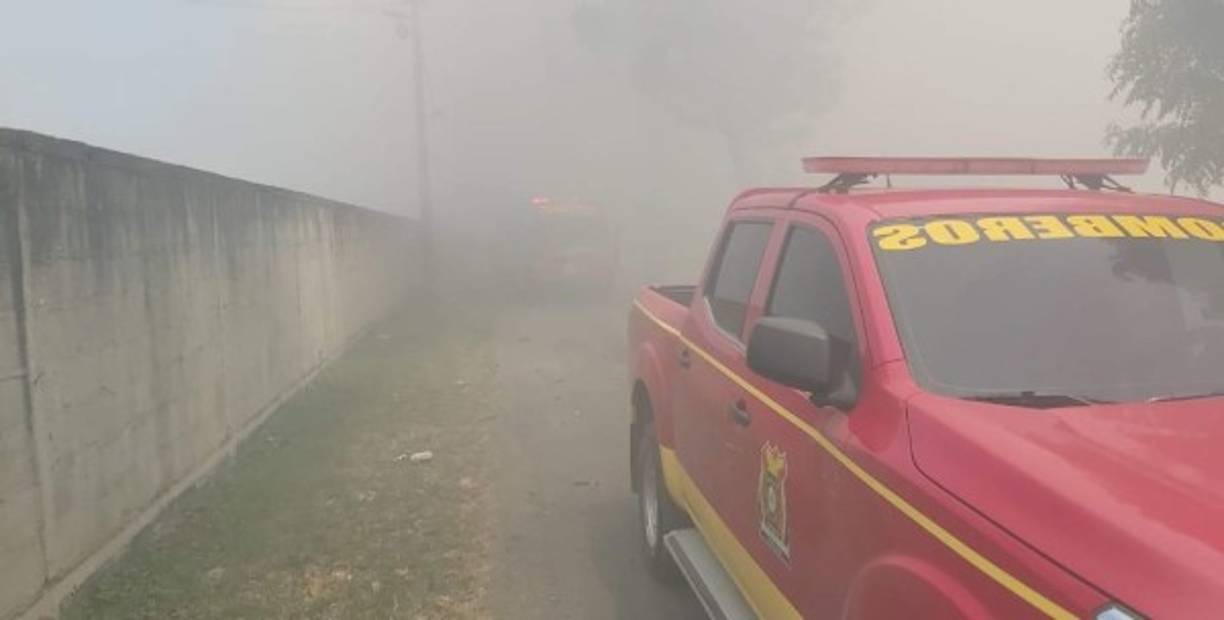 Una hora, aproximadamente, le tomó a los bomberos apagar el fuego en el plantel abierto en donde tenían el hilo en bobinas. <br/>