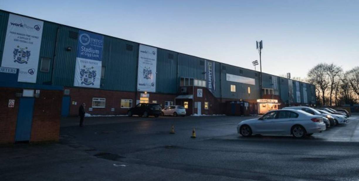 El estadio del Bury FC lleva por nombre Gigg Lane. Tiene capacidad para 12,500 espectadores.