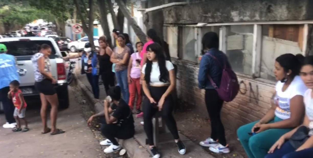 Otro grupo se encuentra en las afuera de la morgue capitalina esperando que den los nombres de las víctimas mortales de la reyerta.