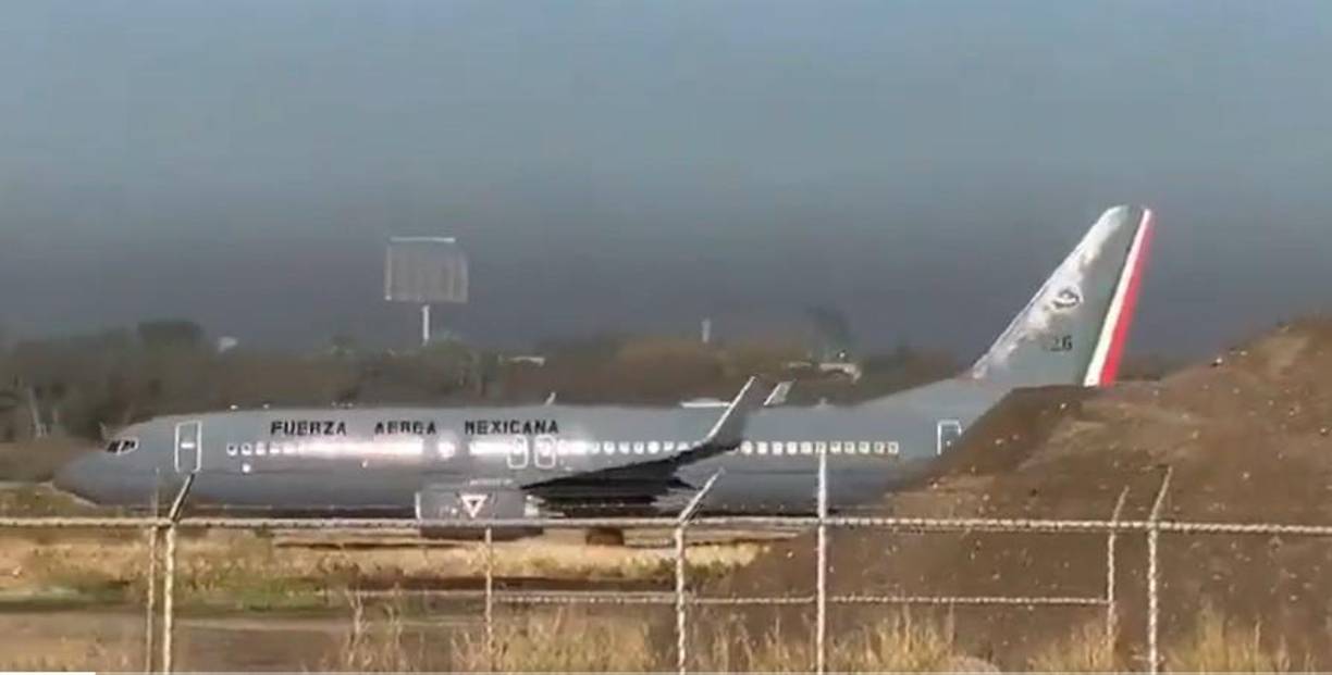 Dos aeronaves de la Fuerza Aérea también fueron impactadas y debieron realizar aterrizajes de emergencia, reveló Sandoval.